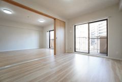 主寝室としてお使いいただけそうなこちらのお部屋は、日当たりが良く、爽やかな風を感じて起きる朝は、快適生活の始まりに。