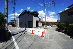 角地なので、開放感が得られます。 また、日差しが入りやすく、家の奥まで明るくなるのが嬉しいポイントです。
