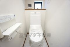 ウォシュレット付きトイレです。1階2階の2ヶ所にトイレがあるので、忙しい朝にもゆとりができますね＾＾