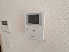 防犯はもちろん、セールスマン対策にもなるモニター付きインターホンです。お子さん1人での留守番時にも活躍しそうです。