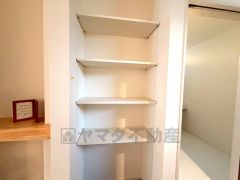 キッチン横には可動棚収納有。食品や日用品のストックにも便利です＾＾