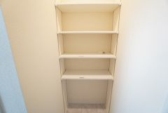 洗面室には収納棚完備＾＾