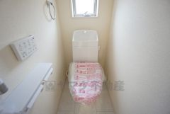 1階2階の2ヶ所にトイレがありますので、忙しい朝にも家族に気を使わず、ゆとりが生まれますね＾＾ 小窓付きで換気する時に便利です＾＾