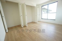 7.7帖。寛ぎの時間を紡ぎだす主寝室は、大型ベッドを置いても余裕の広さを確保しています。
