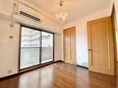 家具を選ばないナチュラルなフローリングとシンプルなクロスで、住む人のこだわりを活かす洋室＾＾広めのクローゼットもあり荷物もすっきり片付けられ、ゆとりのある暮らしが出来ます＾＾ 