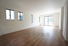 大きな掃き出し窓のあるリビングは、陽光あふれる明るい空間です。ゆったりと寛げる憩いの場となりそうです。 