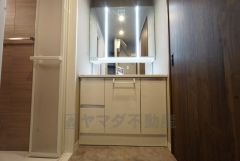 三面鏡裏収納付き洗面化粧台です＾＾ 歯磨きセットやスキンケア用品などの収納に便利ですね。