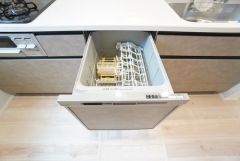 炊事時間を大幅に短縮できる食器洗浄乾燥機付き＾＾食器を洗う手間が減るので家族とのコミュニケーションの時間や自分の時間が増えますね。