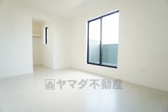 主寝室としてお使いいただけそうなこちらのお部屋は、日当たりが良く、爽やかな風を感じて起きる朝は、快適生活の始まりに。
