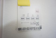 浴室暖房乾燥機付きなので梅雨時期や花粉・PM2.5が酷いときなどのお洗濯に便利ですね＾＾ 24時間換気システム付です。