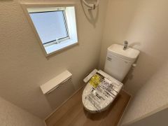 1階2階の2ヶ所にトイレがありますので、忙しい朝にも家族に気を使わず、ゆとりが生まれますね＾＾ 小窓付きで換気する時に便利です＾＾