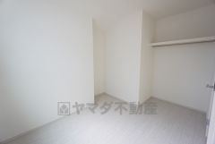4.7帖。白を基調とした開放感あふれるルームデザインです＾＾オープンクローゼットもあり荷物もすっきり片付けられ、ゆとりのある暮らしが出来ます＾＾ 