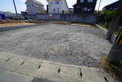 駐車スペースは並列3台分を確保。マイカー用に、お客さま用に、余裕を持ってご利用いただけます。