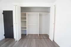 洋室にはクローゼットが設けられています。たっぷり収納できるので衣替えの心配もいりませんね＾＾
