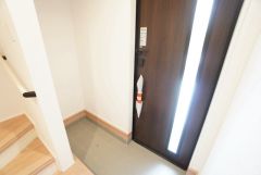 スマートキー搭載の玄関扉です＾＾お買物帰りの荷物が多い時やお子様を抱いているときなど施錠・解錠がスムーズにできるのが嬉しいポイントです＾＾