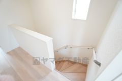 お子様も高齢の方も安心して上り下りができる手摺がついた安心設計です。 階段には小窓を配置しました。日中でも暗くなりがちな階段下が明るくなり安全ですね。