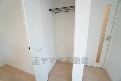 キッチン横にはラック付きの広々としたパントリー付き。 食材だけでなく日用品の保管などにもご利用いただけます＾＾