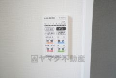 雨の日の洗濯も安心できる浴室暖房乾燥機付き浴室。リモコンで操作もボタン1つで簡単。 浴室暖房乾燥機には、暖房、乾燥、涼風、換気の4つの機能が付いています。