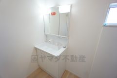 三面鏡裏収納付き洗面化粧台です＾＾ 歯磨きセットやスキンケア用品などの収納に便利ですね。