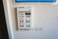 浴室暖房乾燥機には、暖房、乾燥、涼風、換気の4つの機能が付いています。タイマー付きです。換気・雨の日の洗濯も安心です＾＾