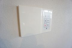 リビングからワンタッチで鍵の開け閉めができます。来客時や家族の帰宅時、に便利です。