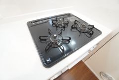 同時にたくさんの料理が調理できる3口コンロ。長時間熱を通しておきたい煮込み料理を作りながら、炒め物など同時進行で進められます。