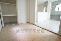 リビング隣には、ホッとできる和室(5帖)を用意。客間としてはもちろん、お子様のお昼寝スペースや書斎としても活躍してくれそうです＾＾ 