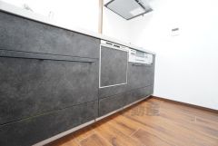 対面式キッチンなのでリビングにいるご家族とコミュニケーションを取りながら洗い物や、お料理が楽しめそうですね＾＾ 