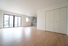 大きな窓のあるリビングは、陽光あふれる明るい空間です。居心地良く、ご家族皆がゆったり寛げる憩いの空間となりそうです。