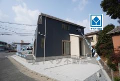 落ち着いた色調の外観が、上質で重厚感のある佇まいを演出。