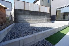 庭付き。日光浴やガーデニングはもちろん、お子さまの外遊びの場としても＾＾