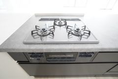 3種類の料理が同時に調理できる、3口ガスコンロ。忙しい夕食の支度時間が短縮できて効率よくお料理が楽しめます。