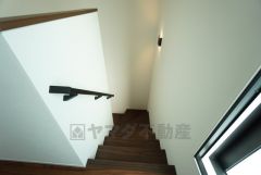 お子様も高齢の方も安心して上り下りができる手摺がついた安心設計です。