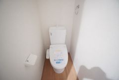 温水洗浄機付トイレです。節水機能もあるので、安心して使えますね。もちろん、1階2階の2ヶ所にトイレがあるので、忙しい朝にもゆとりができますね。