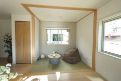 ＬＤＫに隣接するタタミコーナー。お昼寝や洗濯物を畳んだり、アイロンをかける作業スペースとしても活躍します。