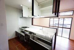 ビングは広々とした設計で、家族が集い、寛ぐ暮らしの空間を演出しています。