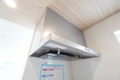 コンロ上には換気扇完備＾＾すぐ横に小窓が設けられているので、換気扇と合わせてWで換気できます＾＾