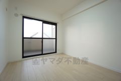 バルコニーに面した洋室。 住む人のこだわりを活かせそうなナチュラルな色合いの壁紙とフローリング。