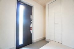 採光も考えられた明るい玄関です。たっぷり収納できるシューズボックス付きです。家族全員の靴がきれいに整頓できます。