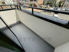 広々としたバルコニー。 天気のいい日にはお布団もまとめて干せそうですね＾＾日当たり、風通し良好です＾＾