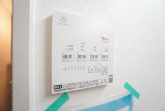 雨の日の洗濯も安心できる浴室暖房乾燥機付き浴室。リモコンで操作もボタン1つで簡単。
