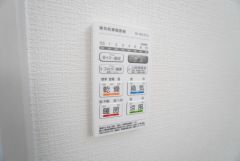 雨の日の洗濯も安心できる浴室暖房乾燥機付き浴室。リモコンで操作もボタン1つで簡単。
