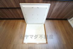 キッチン下には床下収納完備＾＾ 長期保存ができるもの、調理器具、防災グッズを入れておくのもいいですね。