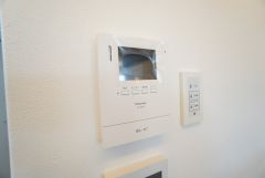 防犯はもちろん、セールスマン対策にもなるモニター付きインターホンです。お子さん1人での留守番時にも活躍しそうです。