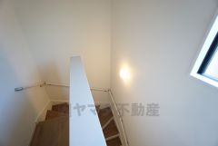 小さなお子様やご高齢の方にも配慮された手摺り付き階段です。大きな窓からは自然光がたっぷり入ります＾＾