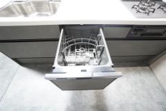 食事の後の手間を解消する食器洗い乾燥機付。冬場の洗い物で手荒れの悩みもなくなります。手洗いよりも節約できて便利。