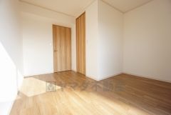 家具を選ばないナチュラルなフローリングとシンプルなクロスです＾＾