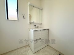 三面鏡裏収納付き洗面化粧台です＾＾ 歯磨きセットやスキンケア用品などの収納に便利ですね。