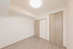暖かい日差しが差し込む洋室。たっぷり収納できるクローゼット付きでお部屋の中をすっきりと快適に保てます。