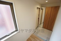 ご家族の靴をスッキリと片付けられるシューズボックス付きの玄関です＾＾姿見付き＾＾